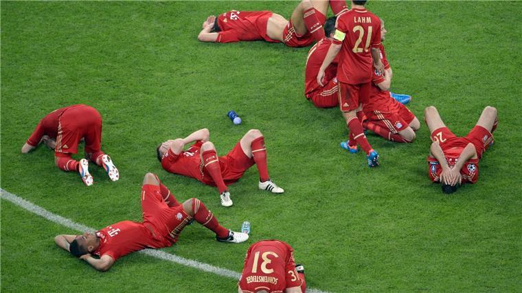 Neuer und Müller haben noch eine Verabredung „dahoam“ Die Bayern-Profis am Boden: Szene nach dem verlorenen Finale 2012.