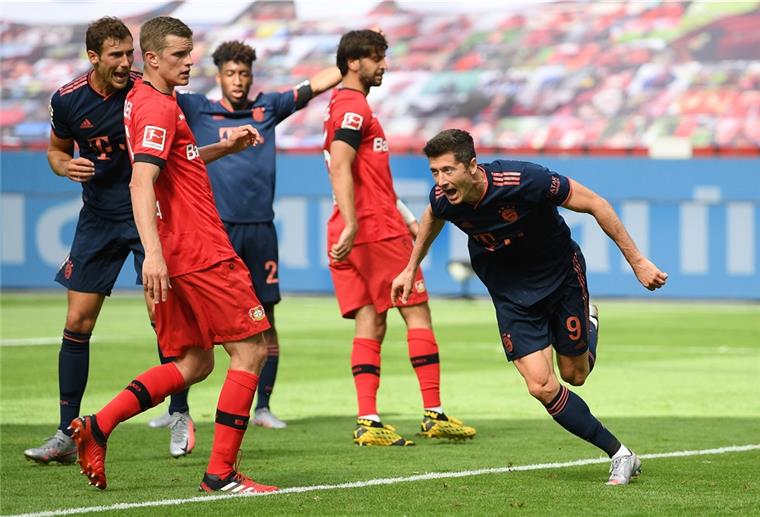 Bundesliga: Bayern bleiben auf Titelkurs Die Bayern sind in Torlaune: Robert Lewandowski (rechts) jubelt über seinen Treffer zum 4:1.