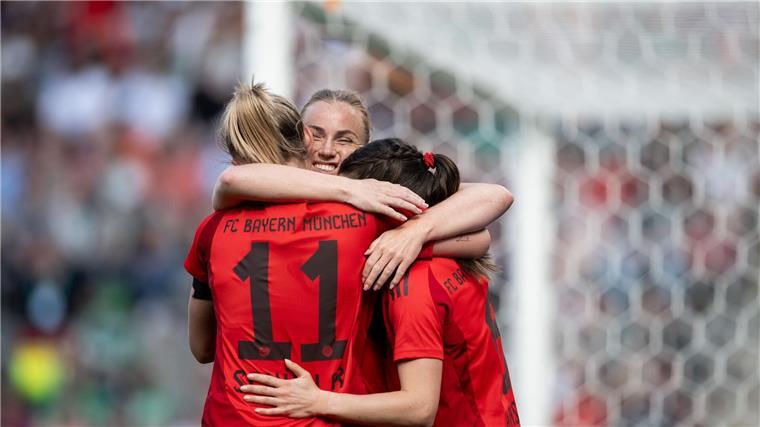 Tränen und Party-Befehl: Bayern-Frauen holen erstes Double Die Bayern um Lea Schüller, Pernille Harder und Tuva Hansen (von links) bejubeln den Titel.