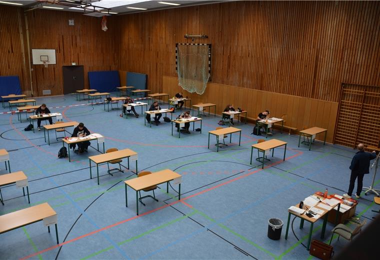 Cuxländer schreiben ihre Abiprüfung in der Turnhalle Die BBS Schiffdorf weichen auf die benachbarte Turnhalle aus, um während der Abiprüfungen die notwendigen Abstände einhalten zu können.