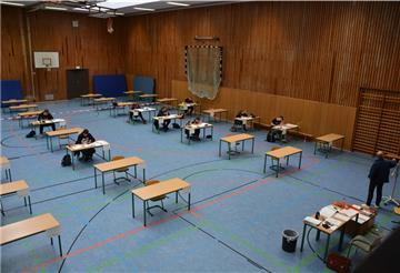 Die BBS Schiffdorf weichen auf die benachbarte Turnhalle aus, um während der Abiprüfungen die notwendigen Abstände einhalten zu können.