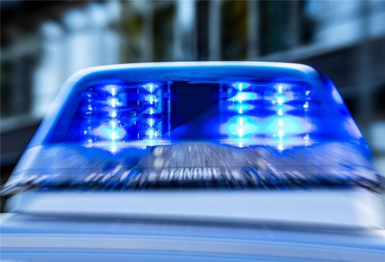  Ein Blaulicht leuchtet auf dem Dach eines Polizeiwagens.