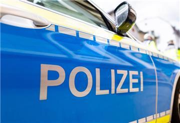 Ein Einsatzfahrzeug der Polizei steht am Straßenrand.