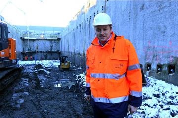 Die Beeinträchtigung Dritter so gering wie möglich zu halten, insbesondere die Belastung der Anwohner, sei das Schwierigste am Bau des Hafentunnels, sagt Dirk Thies, Projektleiter bei der Wirtschaftsförderungsgesellschaft BIS, die den Hafentunnelbau managt. Auf unserem Foto steht Thies im ersten von 23 Baudocks, in deren Schutz die zwei Kilometer lange Hafenanbindung bis Anfang 2019 abschnittsweise entsteht.