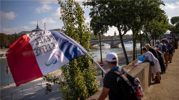 Die Begeisterung der Zuschauer hält auch während der Paralympics in Paris an.
