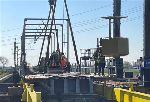 Die Behelfsbrücke über die Hunte wird installiert.