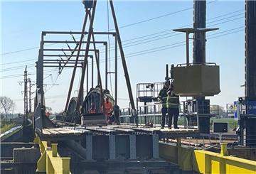 Die Behelfsbrücke über die Hunte wird installiert.