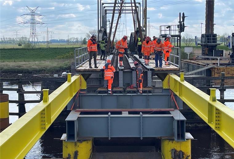 Brücke in Elsfleth wird provisorisch wieder aufgebaut Die Behelfsbrücke über die Hunte wird installiert.