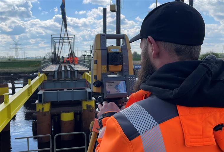 Brücke in Elsfleth wird provisorisch wieder aufgebaut Die Behelfsbrücke über die Hunte wird installiert.