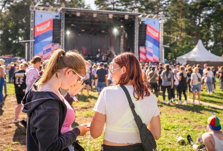 Die beiden 17-jährigen Freundinnen Maya und Ella.