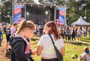 Die beiden 17-jährigen Freundinnen Maya und Ella.