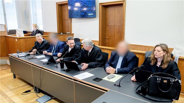 Angeklagter im Steinhoff-Prozess bestreitet Vorwürfe Die beiden Angeklagten (2.v.l. und 2.v.r) sitzen mit ihren Anwälten (l-r) Karsten Randt, Erik Duesberg, Jochen Bachmann, Anwältin Eva Kohler im Gericht.
