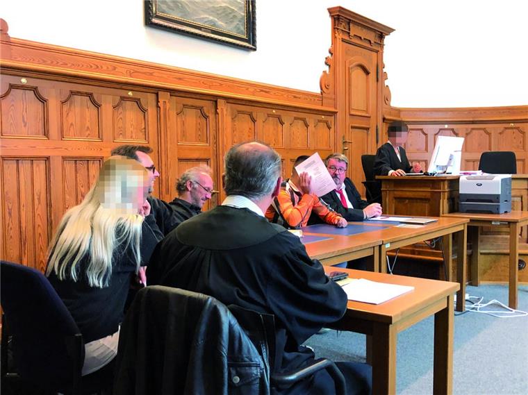 Schwangere in Stubben verprügelt: Bewährungsstrafe für den Haupttäter Die beiden Angeklagten (links die Frau und der Mann mit dem Papier vor dem Gesicht) warten mit ihren Anwälten auf das Urteil.