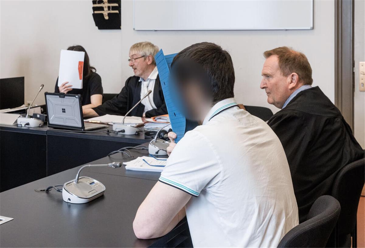 Die beiden Angeklagten verbergen in der Hauptverhandlung ihre Gesichter. Ein 18-Jähriger aus Bremerhaven soll den IS von Deutschland aus unterstützt haben.