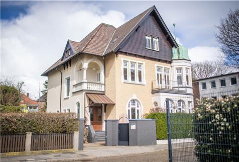 Die beiden Architekten aus Berlin, Arne Tönißen und Mareile Melcher-Tönißen, sind mit ihren beiden Töchtern nach Bremerhaven in eine alte Gründerzeit-Villa mit Türmchen gezogen.
