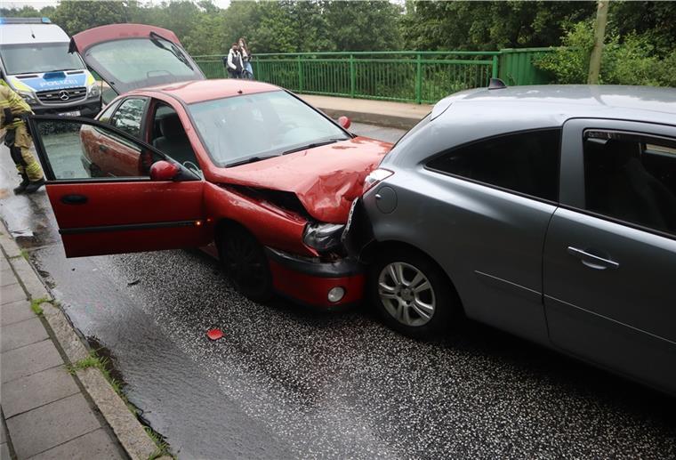 Die beiden Autofahrerinnen wurden verletzt.