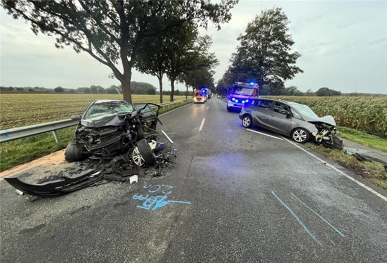 Die beiden Autos wurden bei dem Unfall völlig zerstört.