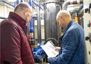 Die beiden Geologen Martin Albers und Rüdiger Schecke in der Reinigungsstation in der Poststraße in Lehe.
