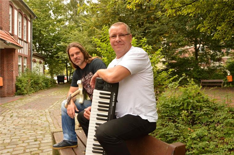 Nordenham: So will das Kulturzentrum Jahnhalle wieder Besucher anziehen Die beiden hauptamtlichen Mitarbeiter der Jahnhalle, Sven Lüdke (links) und Yeti Mansena