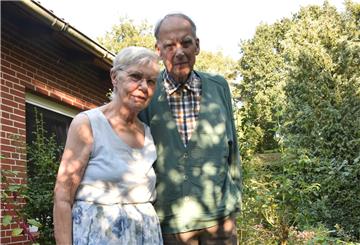 Die beiden Jubilare Ilse (86) und Wilhelm (89) Eickhoff vor ihrem Haus in Hoope, in dem sie seit ihrer Hochzeit am 17. September 1955 wohnen und vier Kinder großgezogen haben.