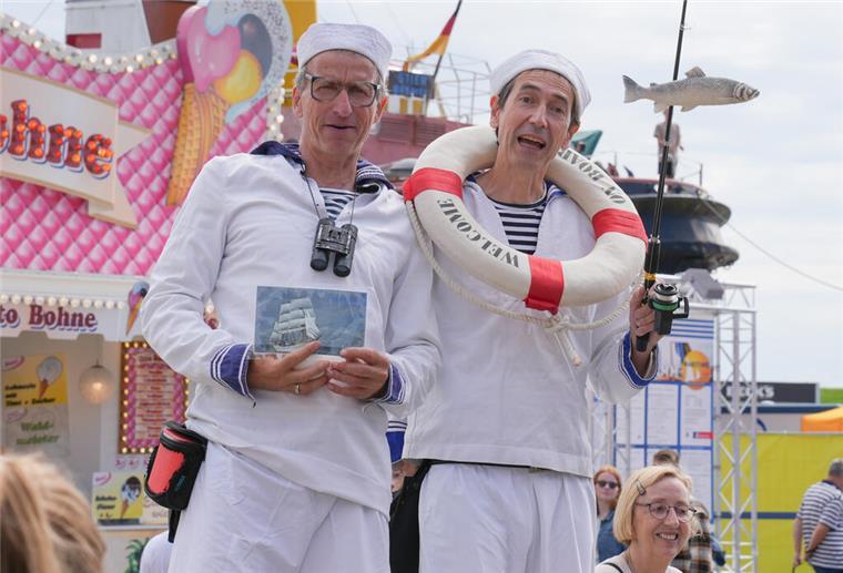 Maritime Menschen sind schöne Menschen - das beweist unsere Bildergalerie Die beiden Jungs unterhalten in Matrosenanzügen und auf Stelzen die Gäste bei den Maritimen Tagen.