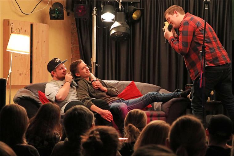 Die beiden launigen Moderatoren Kristian (links) und Felix (rechts) hatten sichtlich Vergnügen an ihrer Aufgabe auf der Bühne. So machten sie sich auch mit Slammern wie Adrian (Mitte) immer wieder einen kleinen Spaß.