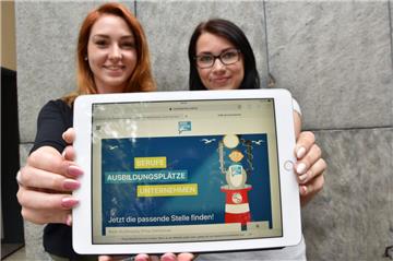Die beiden NZ-Azubis Jacqueline Eichholz (links) und Annika Wandscher freuen sich über den Auftakt von NORDSTARTER. 