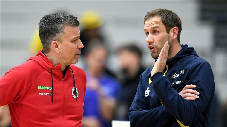 Die beiden Trainer: Alexander Waibl (l) von Dresden und Schwerins Felix Koslowski.
