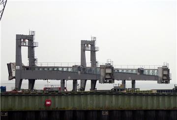 Die beiden über 20 Jahre alten Kocks-Passagierbrücken Nr. 2 und 3 werden zurzeit demontiert. Bis Ende März 2023 soll die erste neue Passagierbrücke am Kreuzfahrtterminal aufgebaut worden sein.
