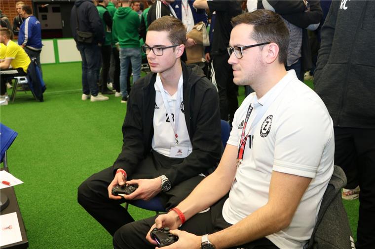 eFootball: Keine Punkte für Zeven, Karlshöfen und Oste-Hamme Die beiden Zevener Claas Paulsen (links) und Franjo Kohl schieden in der Quali-Runde aus.