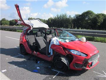 Die Beifahrerin musste von den Rettungskräften der Feuerwehr aus dem Auto befreit werden. Sie wurde mit Kopfverletzungen in ein Krankenhaus gebracht.