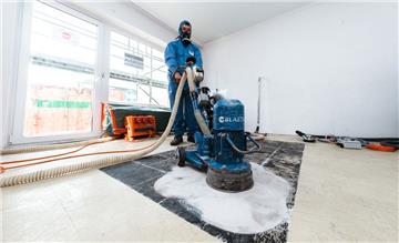 Verunsicherte Mieter: Die Beiseitigung von Asbest in Wohnungen ist ein Job für Spezialisten. Die Gewoba gibt dafür derzeit Millionensummen aus.