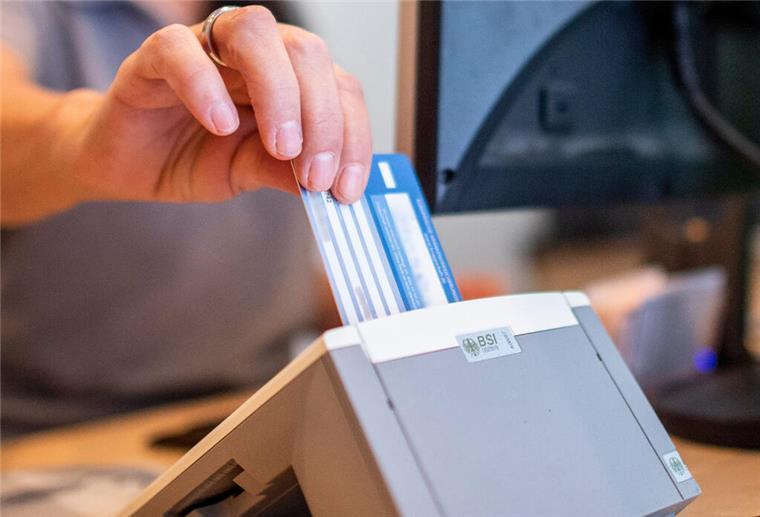 Eine Krankenkassen-Karte wird gescannt. Viele Anbieter haben zum Juli 2025 ihre Beiträge deutlich erhöht.