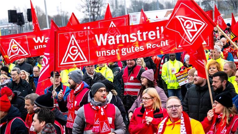 Volkswagen vor neuem Warnstreik zur Tarifrunde am Montag Die Belegschaft erhöht mit Warnstreiks den Druck. (Archivbild)
