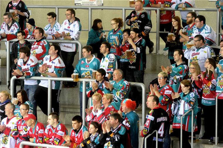Pinguins bestreiten zwei Testspiele in Belfast Die Belfast Giants waren 2015 beim Continental-Cup zu Gast in Bremerhaven - nun fahren die Pinguins für zwei Testspiele nach Nordirland. Foto Adebahr