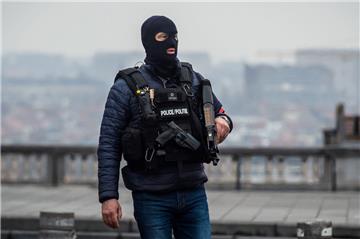 Die belgischen Ermittler stehen unter Druck: Noch sind Terrorverdächtige auf freiem Fuß und im Vorfeld scheint es auch Pannen gegeben zu haben. 