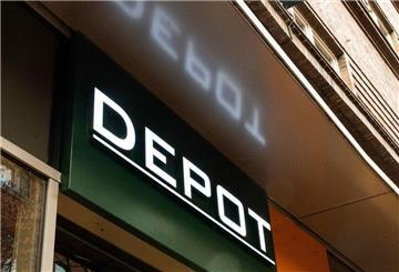 Ein Schild mit dem Schriftzug "Depot" hängt über dem Eingang der Deko-Filiale. Die beliebte Deko-Kette Depot ist in Schieflage. Schon 158 Filialen musste geschlossen werden.