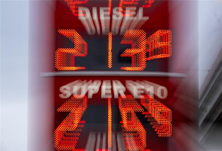 Weit über zwei Euro liegen die Preise für Benzin und Diesel an einer Tankstelle in Leipzig.
