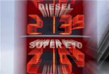 Weit über zwei Euro liegen die Preise für Benzin und Diesel an einer Tankstelle in Leipzig.
