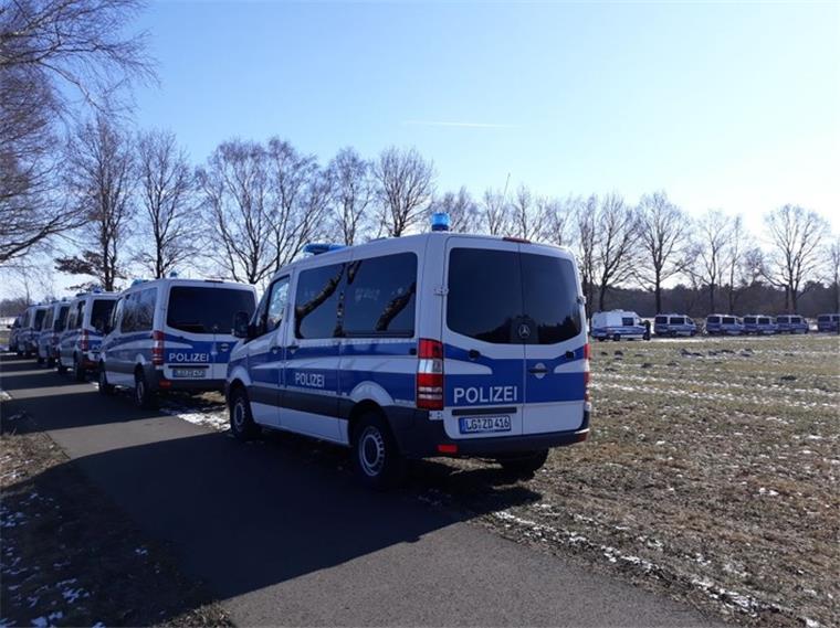 Frankenbostel bei Zeven: Polizisten durchforsten Waldstück Die Bereitschaftspolizei hat in einem Wald in Frankenbostel bei Zeven nach Beute gesucht.