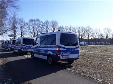 Die Bereitschaftspolizei hat in einem Wald in Frankenbostel bei Zeven nach Beute gesucht.