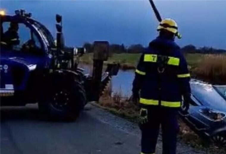 Fahranfänger landet im Kanal: Bergung mit Tauchern und Sonarboot Das THW birgt einen verunfallten Wagen aus einem Graben.