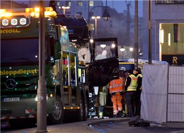 Die Berliner Beamten haben am frühen Morgen den Sattelschlepper für die Spurensicherung vorbereitet. Bei einem möglichen Anschlag war ein Unbekannter am Montag mit einem Lastwagen auf einen Weihnachtsmarkt an der Gedächtniskirche gefahren. 