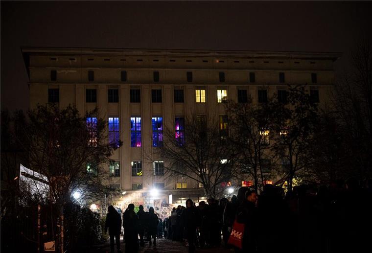 Die berühmte Schlange vor dem Berliner Technoclub „Berghain“ - der Name leitet sich vom Standort im Berliner Bezirk Friedrichshain-Kreuzberg ab. (Archivbild)