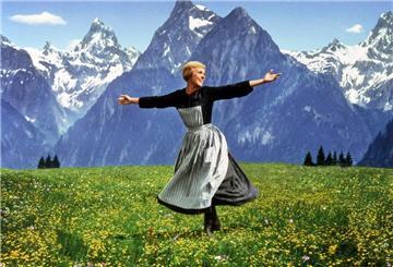 Die berühmte Szene aus „The Sound of Music“ („Meine Lieder, meine Träume“) mit Julie Andrews auf einer Alpenwiese.
