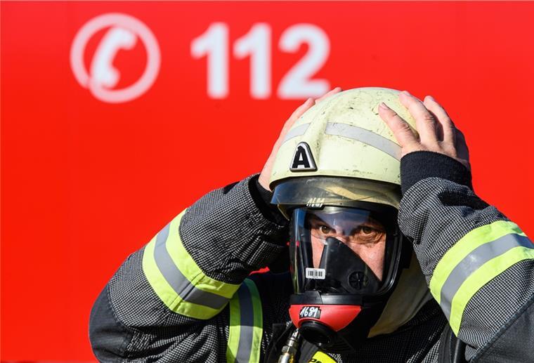 Ein Feuerwehrmann bereitet sich auf eine Trainingseinheit in einer stationären Brandbekämpfungs-Übungsanlage vor. 