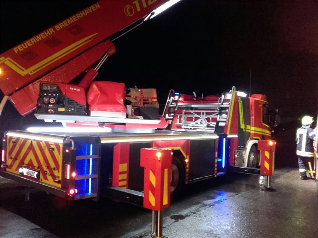 Die Berufsfeuerwehr Bremerhaven stellte den Leiterwagen zur Verfügung.