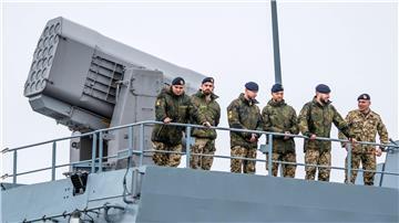 Die Besatzung der Fregatte „Hessen“ beim Auslaufen aus dem Hafen.