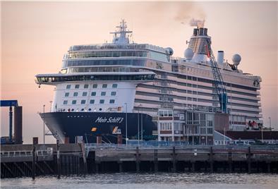 Die Besatzung soll die Hälfte der Besatzung der „Mein Schiff 3“ abgereist sein. 