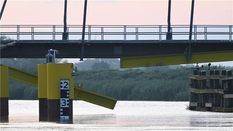 Huntebrücke: Bahnstrecke möglicherweise nächste Woche frei Die beschädigte Huntebrücke bei Elsfelth könnte in den kommenden Tagen wieder für den Verkehr freigegeben werden. (ArchivfotoI